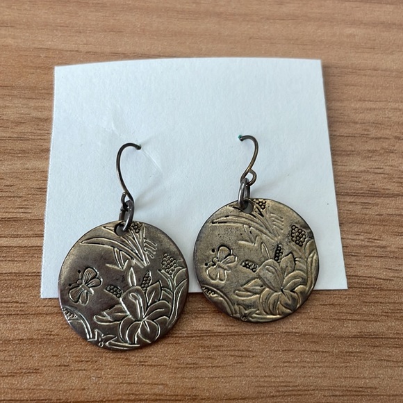 Vintage Jewelry - Flower and Butterfly Engraved Earrings 🦋